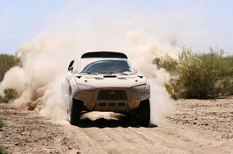 Nani Roma følger fortsat godt med i sin Mitsubishi Racing Lancer. Han ligger også 4’er i Rallye Dakar efter søndagens ottende etape.